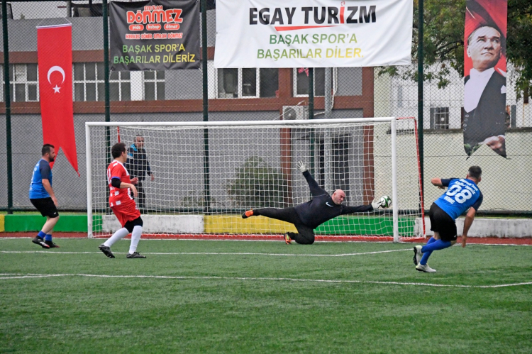 Osmangazi Belediyesi Gençlik ve Spor Hizmetleri Müdürlüğü tarafından düzenlenen geleneksel halı saha futbol turnuvası 16 müdürlükten 192 personelin katılımıyla başladı.