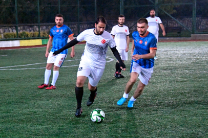 Osmangazi Belediyesi Gençlik ve Spor Hizmetleri Müdürlüğü tarafından düzenlenen geleneksel halı saha futbol turnuvası 16 müdürlükten 192 personelin katılımıyla başladı.