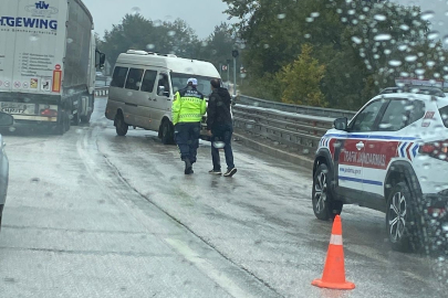 Sefer DEMİR / DÜZCE (İGFA) - Akçakoca yolu Şifalısu mevkiinde meydana gelen trafik kazasında, sürücüsünün kontrolünü kaybetmesi sonucu bir ticari araç refüje çarptı ve devrildi. Yağışlı hava ve kaygan zemin nedeniyle zorluk yaşayan sürücünün herhangi bir yaralanmaya yol açmadığı belirtildi. Olay yerine polis ekipleri sevk edildi; araç çekici yardımıyla yoldan kaldırıldı. Kaza ile ilgili tahkikat başlatıldı.