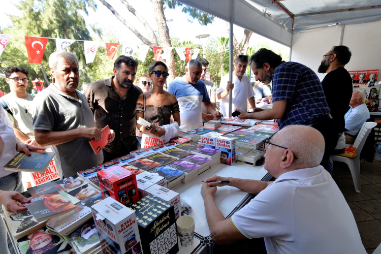 İlber Ortaylı Bornova'da İzmirlilerle Buluştu