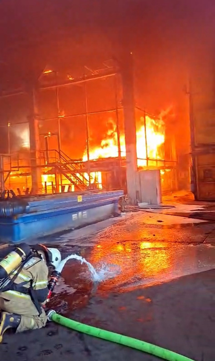 İzmir’de Aliağa’da galvanizli elektrik direği üreten bir fabrikada yangın