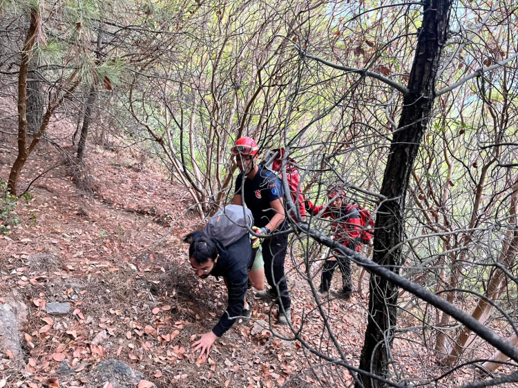 İzmir’de Kayalıklarda Sıkışan Üç Genç İçin İtfaiye Müdahalesi