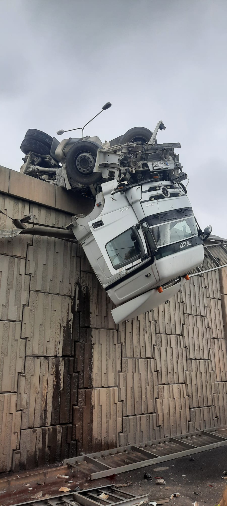 İzmir’de Viyadükteki Tır Şoförü Kurtarıldı