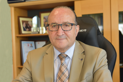 KOCAELİ (İGFA) - Kocaeli Sanayi Odası (KSO) Başkanı Ayhan Zeytinoğlu, TÜİK’in ağustos ayı işgücü verilerini değerlendirdi. Zeytinoğlu, ağustos ayında işsizlik oranının %8,5 olarak açıklandığını belirtti. Temmuz’a göre 0,4 puan artış olduğunu ve geçen yılın ağustos ayına göre değişiklik olmadığını ifade etti. Detaylara bakıldığında, temmuzdan ağustosa çalışabilir nüfus 44 bin, işgücü 376 bin ve istihdam edilenler 208 bin artış gösterdi. Ağustos itibarıyla toplam çalışan sayısı 32 milyon 829 bin olarak kaydedildi. Atıl işgücü oranı ise %29,7 olarak gerçekleşti ve aylık bazda 0,1 puan, geçen yıla göre 2,2 puan artış görüldü. Genç nüfusta işsizlik yüzde 16 olarak belirlendi ve önceki aya göre 0,8 puanlık artış kaydedildi.
