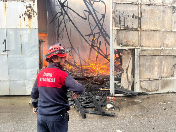 İzmir'de Dalgıç Pompa Deposu Yangını