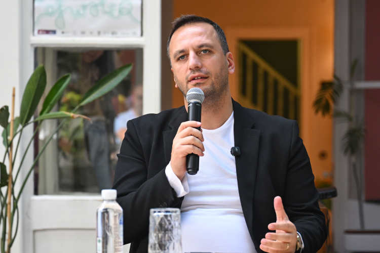 Bornova misketi: Kahveyle yenilenen misket üzümü