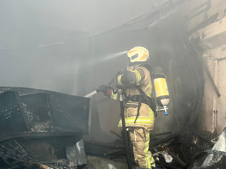 Bornova'daki iş yeri yangını kontrol altında