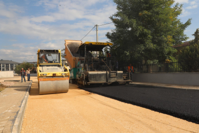 İnegöl Belediyesi'nden 4 Mahallede 5 Sokakta Asfalt Çalışması