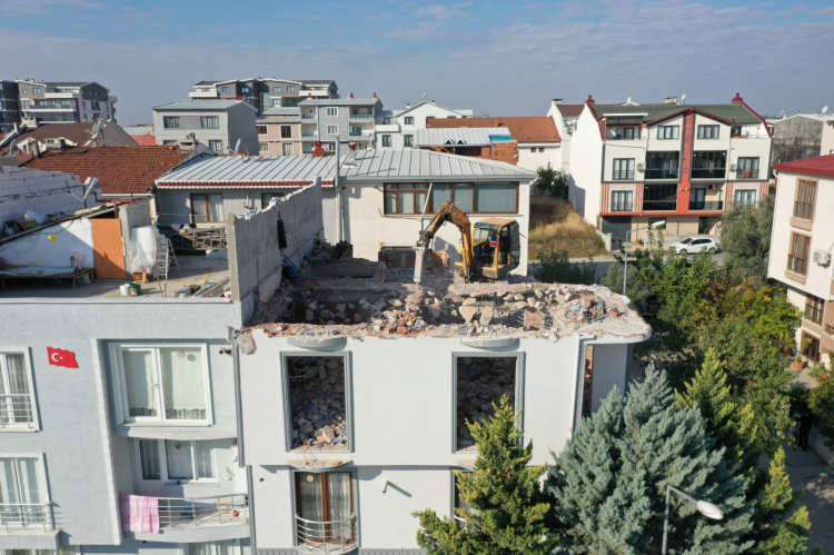 Güneştepe Mahallesi’nde Ruhsata Aykırı İnşaata Yıkım Uygulaması