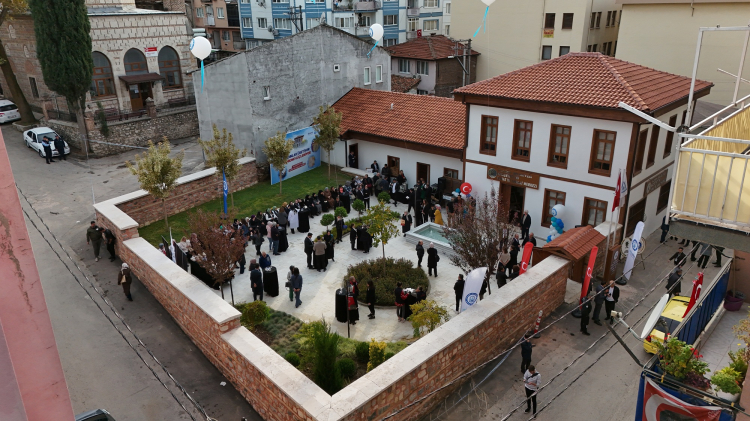 Bir Okul Bir Atölye Bir Düşünce Merkezi