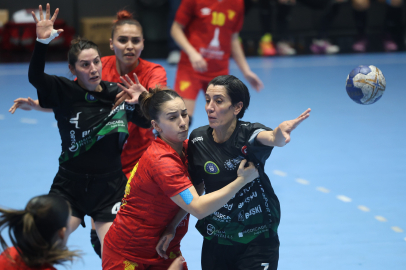 Bursa'da Kadın Hentbolcular Rahat Kazandı