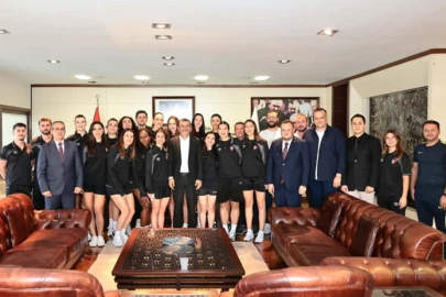 DENİZLİ (İGFA) - Ziyarete, Denizli Büyükşehir Belediyesi Genel Sekreter Yardımcısı Özgür Başkurt, Denizli Büyükşehir Belediyespor Kulüp Başkanı İbrahim Doğan, yönetim kurulu üyeleri, Başantrenör İlker Alkan ve voleybolcular katıldı. Takım, Başkan Çavuşoğlu’na imzalı forma hediyesi verdi.