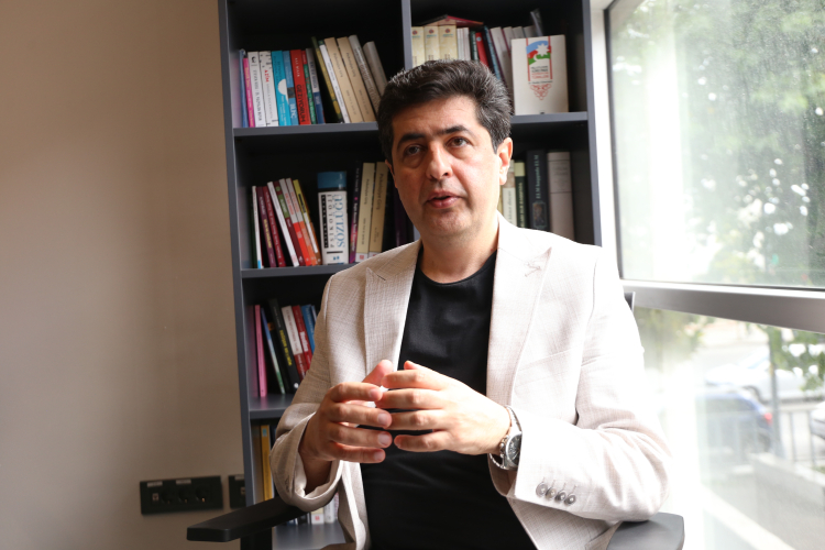 İSTANBUL (İGFA) - Üsküdar Üniversitesi Sosyoloji Bölümü öğretim üyesi Prof. Dr. Ebulfez Süleymanlı, günümüz Türk yapımı dizilerindeki aile konusunu değerlendirdi.