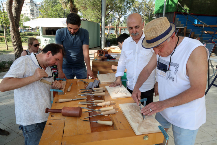 İzmir Karabağlar’da Ahşap Oymacılığı Yeniden Yaşatılıyor