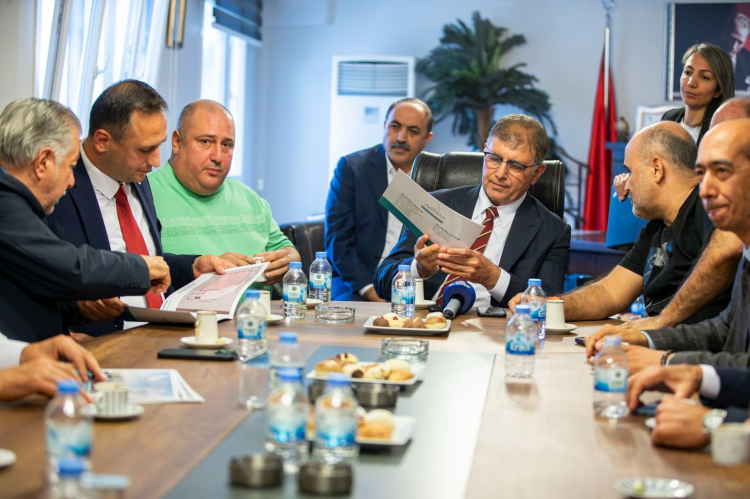 İzmir'de Başkana Ayakkabıcı Ziyareti