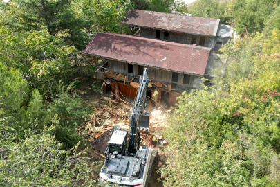 İzmit’te Metruk Bina Kontrollü Yıkımı ve Temizlik Çalışması
