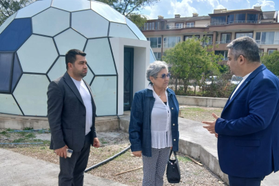 KOCAELİ (İGFA) - Kocaeli İzmit Belediyesi’nin vizyon projelerinden Tekno Garaj, gençlere ve teknoloji meraklılarına yönelik bir Gençlik ve Teknoloji Üssü olarak hayata geçiriliyor. Proje alanında Muhtarlık İşleri Müdürü Ozan Aksu ile Yahyakaptan Mahallesi Muhtarı Nermin Şenses incelemelerde bulundu. Ziyaret sırasında proje hakkında kapsamlı bilgilendirme İzmit Belediyesi Bilgi İşlem Müdürü Samet Can Demir tarafından yapıldı. YENİ UFUKLAR AÇACAK BİR MERKEZ mesajı, Tekno Garaj’ın yalnızca bir mekan olmadığını; gençlere yeni ufuklar açacak bir teknoloji ve girişimcilik merkezi olacağını vurguluyor. Burada gençler üretim ve teknolojiyi deneyimleme fırsatı bulacak; fikirlerini projeye dönüştürmeleri için gerekli altyapı ve destekler sağlanacak. KENTİN GELECEĞİNE YATIRIM ifadesiyle mahalle ölçeğinden şehre yayılan bir etki hedefleniyor. Gençler için bir buluşma noktası olacak ‘Kafe Garaj’ ile sosyal bir alan da oluşturuluyor. İzmit Belediyesi’nin gençlere verdiği önem, Tekno Garaj ile kent geleceğine yapılan bir yatırım olarak değerlendiriliyor.