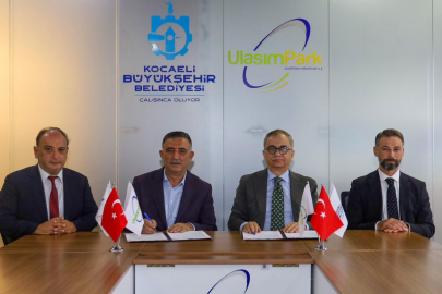 KOCAELİ (İGFA) - UlaşımPark Genel Müdürlüğü’nde düzenlenen protokol imza töreni, Kocaeli Büyükşehir Belediyesi Genel Sekreteri Dr. Hayri Baraçlı, Gebze Teknik Üniversitesi Rektörü Prof. Dr. Hacı Ali Mantar ve UlaşımPark Genel Müdürü Serhan Çatal tarafından gerçekleştirildi. İşbirliği kapsamında akademik bilgiler ile uygulama deneyimi bir araya getirilerek kent içi ulaşımın kalitesi artırılacaktır. 