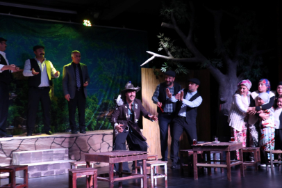 Komşu Köyün Delisi sahne’nde