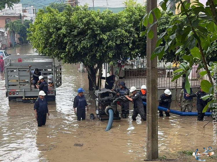 Genişleyerek devam eden yağışlar sonrası afet bölgelerinde müdahaleler sürüyor