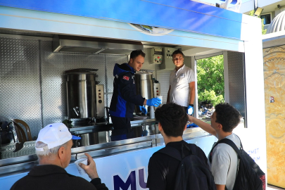 Muğla Büyükşehir Belediyesi, 2025-2026 eğitim-öğretim yılı boyunca Kötekli Yerleşkesi’nde öğrencilere çorba ikramı sunuyor.
