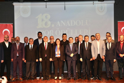 Nevşehir (İGFA) – Ulusal Spor Ödülleri kapsamında her yıl düzenlenen törende, 18 yıldır kesintisiz süren program, farklı meslek gruplarından temsilcileri bir araya getiriyor. Bu yıl program, Kırıkkale Belediyesi ve Kırıkkalegücü Spor Kulübü Başkanı Güven Gündüz’ün katkılarıyla daha da anlam kazandı. Spor markasının ülke geneline yayılması ve genç kuşaklara ilham verecek bir hareket olarak değerlendirilen organizasyon, katılımcılar tarafından büyük ilgiyle karşılandı. 