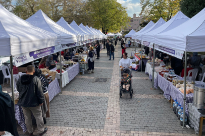 Bursa Heykelinde Meydan Kadınlar