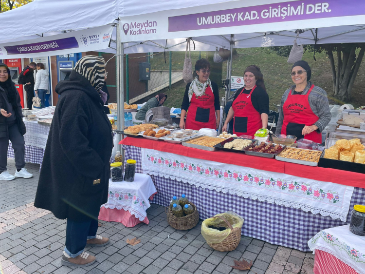 Bursa Heykelinde Meydan Kadınlar