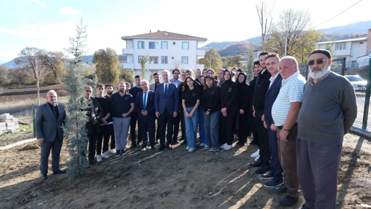 İnegöl'de Gençler 32 Fidanla Ağaçlandırmaya Katıldı