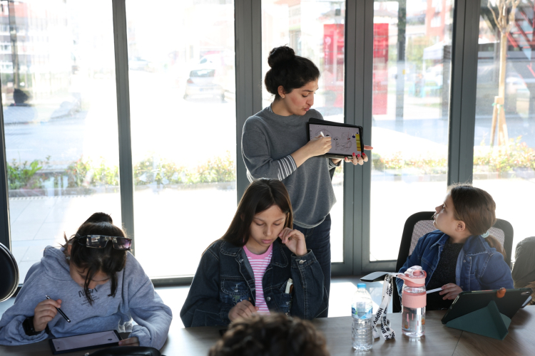 Bursa Nilüfer’de Çocuklar Animasyonun Temellerini Öğreniyor