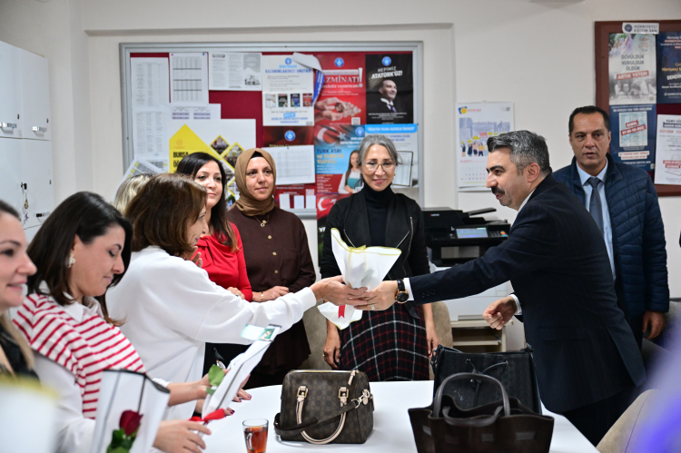 Bursa Yıldırım’da Öğretmenler Günü Çiçeklerle Kutlandı