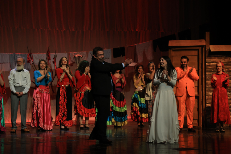 Deli Ayten oyunu, Mükemmel bir uyumla sahnede buluşuyor