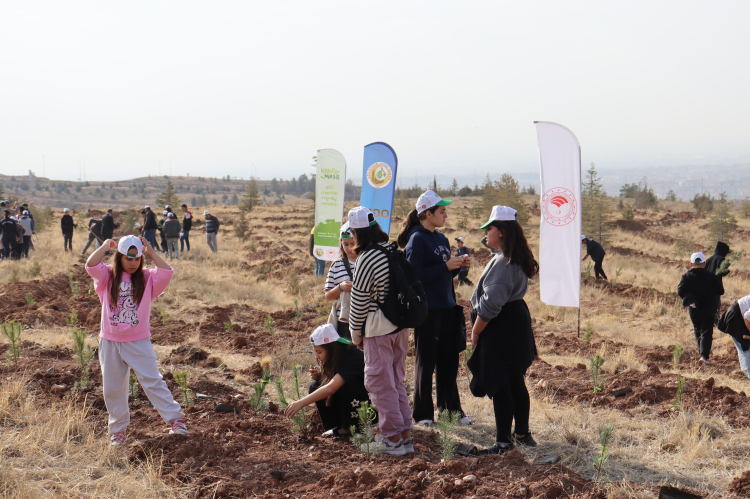 Fidanlar Toprağa Buluştu