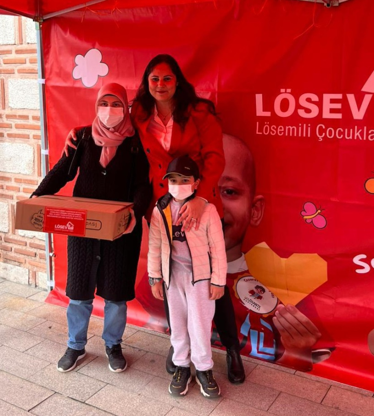 LÖSEV Bursada Mutlu Et Paketleri Dağıttı