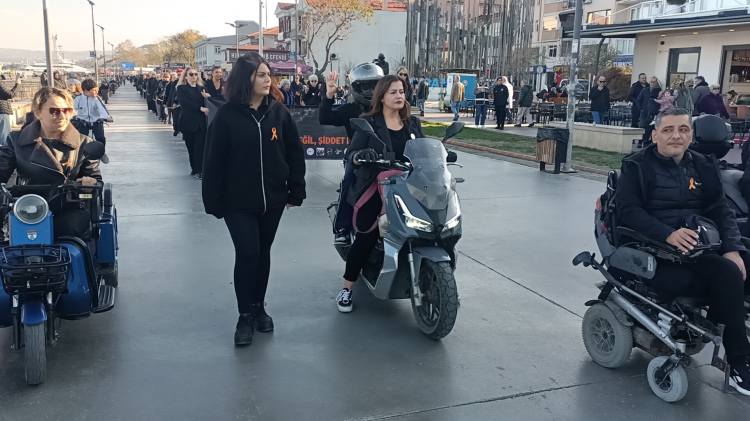 Mudanyalı Kadınlar Şiddete Karşı 7 Saat Nöbet Tuttu