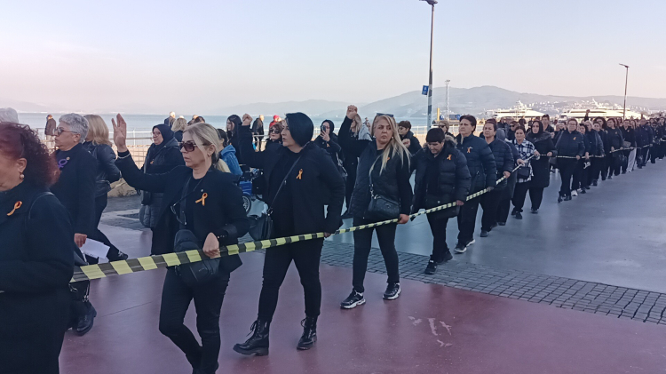 Mudanyalı Kadınlar Şiddete Karşı 7 Saat Nöbet Tuttu