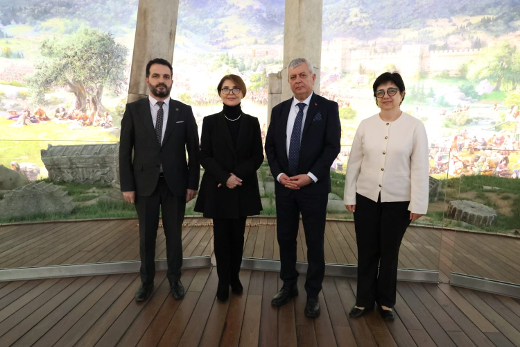 Bakan Bolkvadze Bursa'da Panorama 1326’yı Gezdi