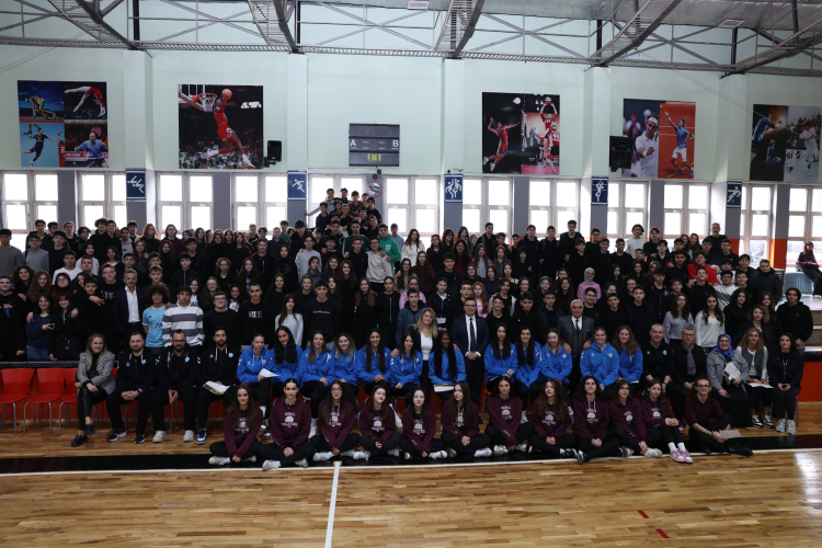 Nilüfer Belediyespor Eker Kadın Voleybol A Takımı Ahmet Erdem Anadolu Lisesi öğrencileriyle söyleşi gerçekleştirdi