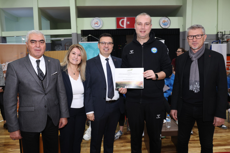 Nilüfer Belediyespor Eker Kadın Voleybol A Takımı Ahmet Erdem Anadolu Lisesi öğrencileriyle söyleşi gerçekleştirdi