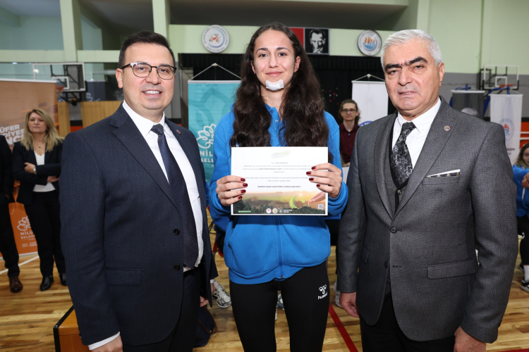 Nilüfer Belediyespor Eker Kadın Voleybol A Takımı Ahmet Erdem Anadolu Lisesi öğrencileriyle söyleşi gerçekleştirdi