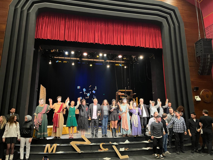 Tomris: Bir Uyumsuz Öykü