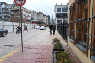 BURSA (İGFA) - İlgili kurumlar, Setbaşı Köprüsü üzerinde son dönemde yapılan müdahalelerle ilgili yazılı bir açıklama yayımladı. Açıklamada, köprüde yürütülen çalışmaların onay süreçleri ve mevzuat açısından uygunluğu sorgulanıyor. Mevcut durumun tescilli yapı için uygun olmayan müdahaleler içerdiği belirtilerek, onaylı projeler ve uluslararası restorasyon ilkeleriyle bağdaşmadığı ifade edildi. Üzerinde durulan konular arasında basit onarım dâhil her türlü müdahalenin Koruma Bölge Kurulu onayına tabi olduğu, uygulamanın ise onaylı projeye dayanmadan hayata geçirildiği kaydedildi.