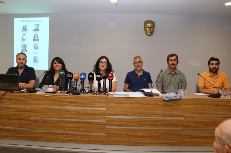 BURSA (İGFA) - İlgili kurumlar, Setbaşı Köprüsü üzerinde son dönemde yapılan müdahalelerle ilgili yazılı bir açıklama yayımladı. Açıklamada, köprüde yürütülen çalışmaların onay süreçleri ve mevzuat açısından uygunluğu sorgulanıyor. Mevcut durumun tescilli yapı için uygun olmayan müdahaleler içerdiği belirtilerek, onaylı projeler ve uluslararası restorasyon ilkeleriyle bağdaşmadığı ifade edildi. Üzerinde durulan konular arasında basit onarım dâhil her türlü müdahalenin Koruma Bölge Kurulu onayına tabi olduğu, uygulamanın ise onaylı projeye dayanmadan hayata geçirildiği kaydedildi.