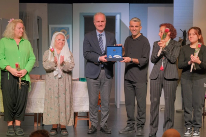 Kent Tiyatrosu Sahnesinde Kadın Sığınağı