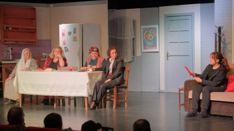 Kent Tiyatrosu Sahnesinde Kadın Sığınağı