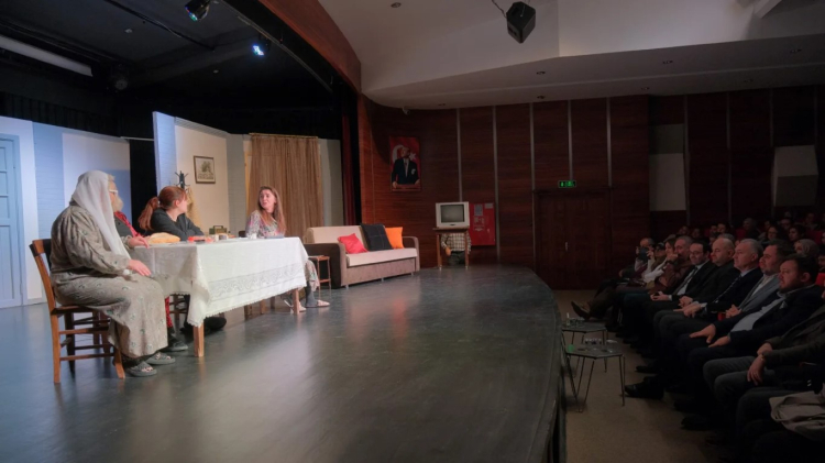 Kent Tiyatrosu Sahnesinde Kadın Sığınağı