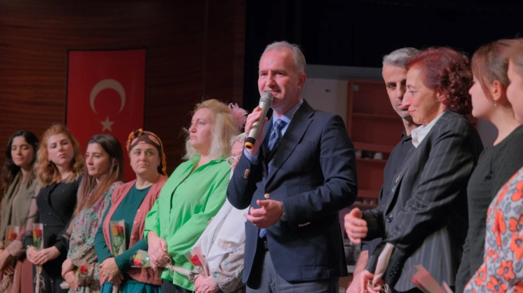 Kent Tiyatrosu Sahnesinde Kadın Sığınağı