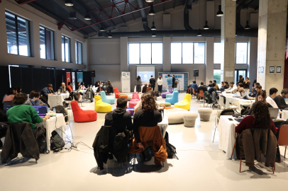 Kodlama maratonu, Pancar Deposu’nda düzenlenmekte olup gece boyunca aralıksız çalışacaktır. Etkinlik sonunda dereceye giren ekipler ödüllendirilecektir. Bu süreç, kentte yapay zekanın gündelik yaşama entegre edilmesi ve gençlerin becerilerini değerli projelere dönüştürmesi için bir adım olarak değerlendirilmektedir.