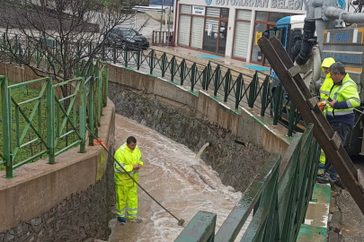 BURSA (İGFA) - Yağışın ardından Büyükorhan ilçesinde altyapı ve ulaşım çalışmalarına hız verildi. Ekipler, sahada yürüttüğü hızlı ve koordineli müdahalelerle yaşanan aksaklıkları giderdi. Bölge genelinde altyapı ve ulaşımın normale dönmesi için gerekli adımlar atıldı. Yetkililer, benzer olumsuzluklara karşı teyakkuz halinde olduklarını belirtti ve ilçedeki vatandaşlara geçmiş olsun dileklerini iletti.