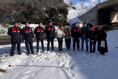 Bursa Jandarmadan İlk Kurtarma: Donmak Üzereki Aile Kurtarıldı